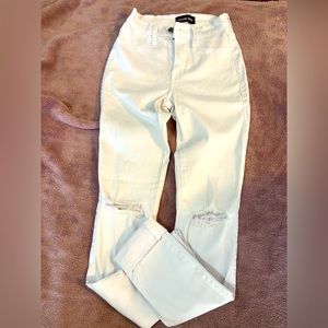 Fashion Nova White High Waist Ripped
Distressed skinny jeans size 1 ( 24W)
